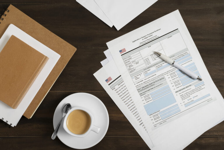 íróasztalon kávé